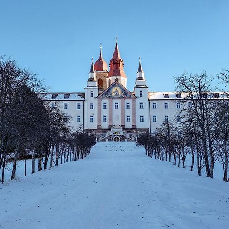 Hotel Leonard Нова Поненте Екстериор снимка