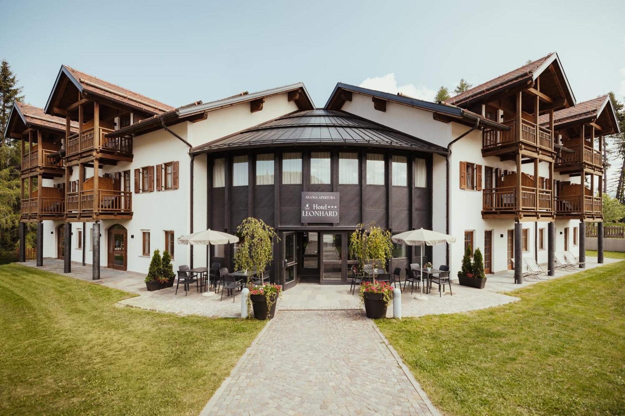 Hotel Leonard Нова Поненте Екстериор снимка