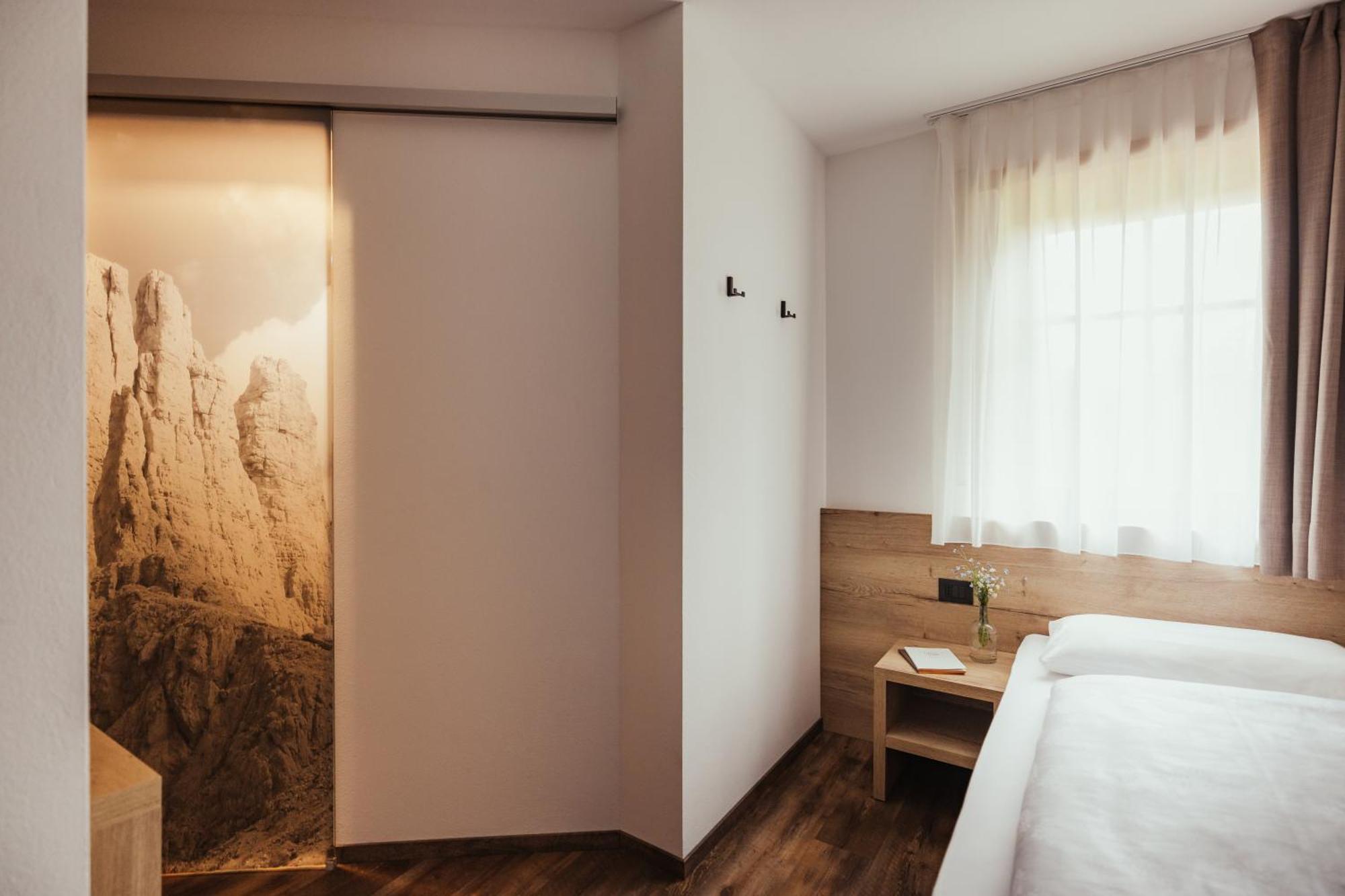 Hotel Leonard Нова Поненте Екстериор снимка