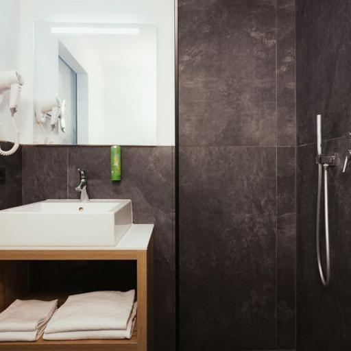 Hotel Leonard Нова Поненте Екстериор снимка