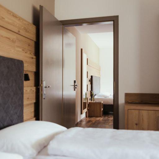 Hotel Leonard Нова Поненте Екстериор снимка
