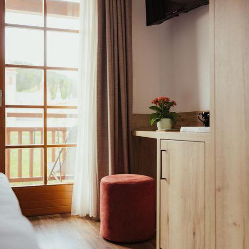 Hotel Leonard Нова Поненте Екстериор снимка