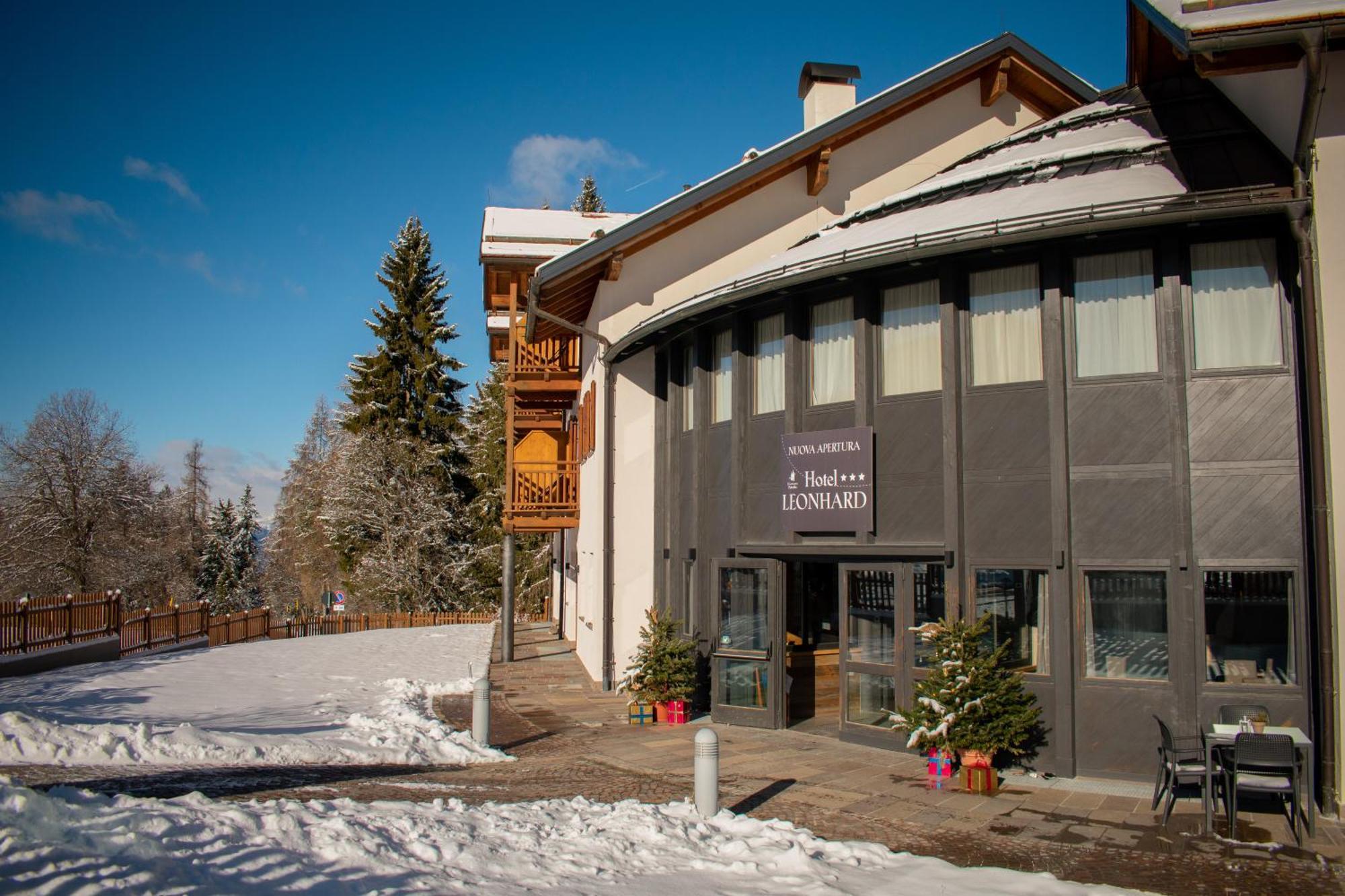 Hotel Leonard Нова Поненте Екстериор снимка