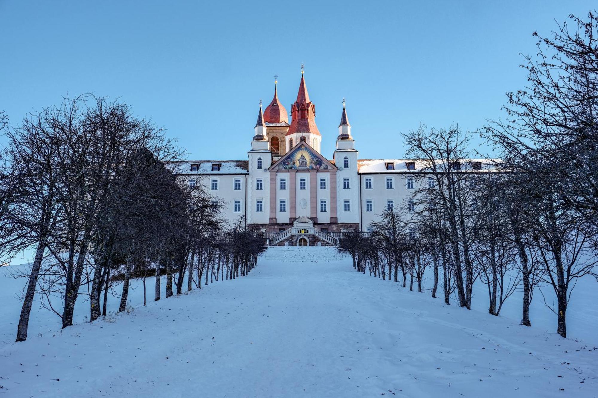 Hotel Leonard Нова Поненте Екстериор снимка