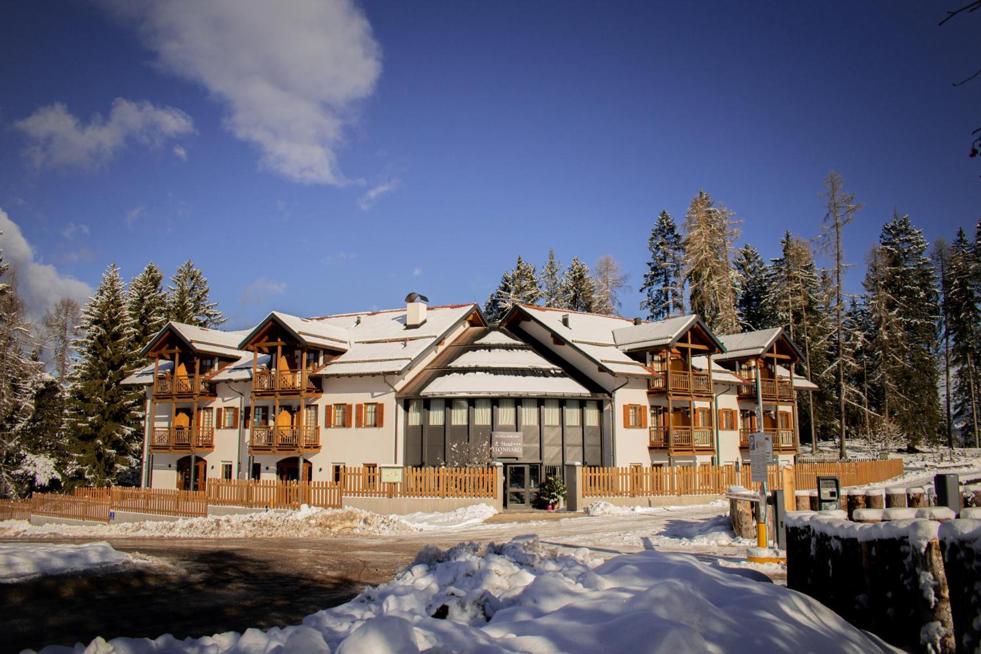 Hotel Leonard Нова Поненте Екстериор снимка